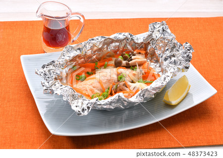 Salmon (Salmon / Shakame / Shake) and Mushroom Foil Grilled, Ponzu and Lemon. 48373423