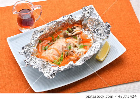 Salmon (Salmon / Shakame / Shake) and Mushroom Foil Grilled, Ponzu and Lemon. 48373424
