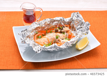 Salmon (Salmon / Shakame / Shake) and Mushroom Foil Grilled, Ponzu and Lemon. 48373425