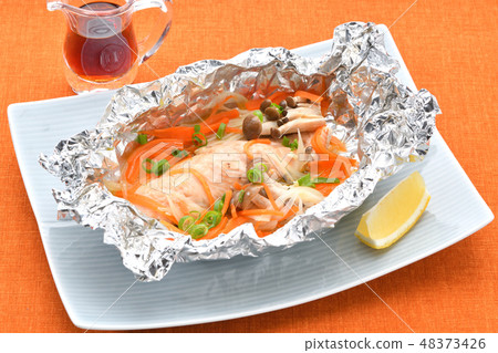 Salmon (Salmon / Shakame / Shake) and Mushroom Foil Grilled, Ponzu and Lemon. Salmon (Salmon / Shakame / Shake) and Mushroom Foil Grilled, Ponzu and Lemon. 48373426