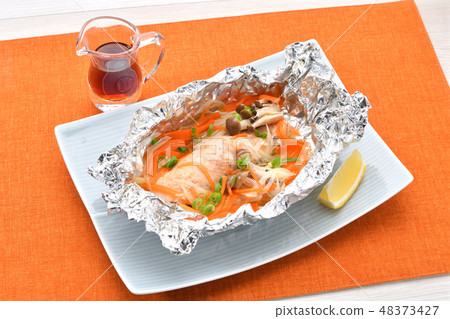Salmon (Salmon / Shakame / Shake) and Mushroom Foil Grilled, Ponzu and Lemon. 48373427