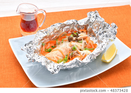 Salmon (Salmon / Shakame / Shake) and Mushroom Foil Grilled, Ponzu and Lemon. 48373428