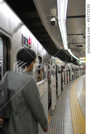 Passengers getting off the train arriving at Shinjuku station 48373539