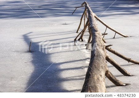 Lakefront on freezing M52 48374230