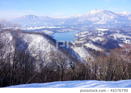 Nagano prefecture, Nojiri Lake seen from the Madarao field in winter 48376799
