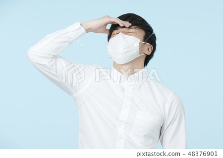 男性白色襯衫淺藍色背面 48376901