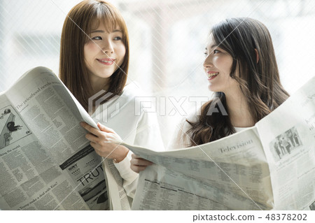 讀報紙的兩名婦女在窗口邊 讀報紙的兩名婦女在窗口邊 48378202