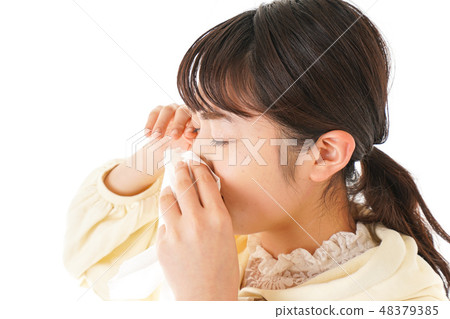 一個年輕的女人患花粉熱和過敏 一個年輕的女人患花粉熱和過敏 48379385