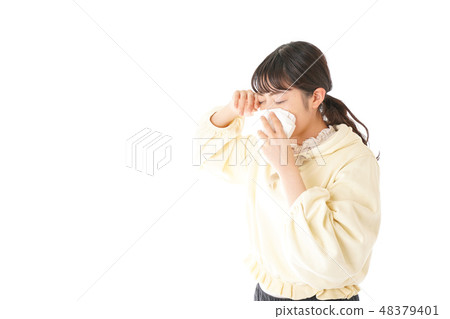 一個年輕的女人患花粉熱和過敏 48379401