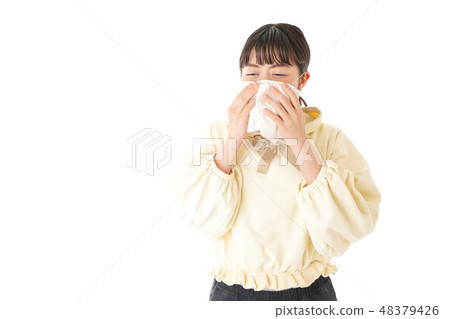 一個年輕的女人患花粉熱和過敏 48379426