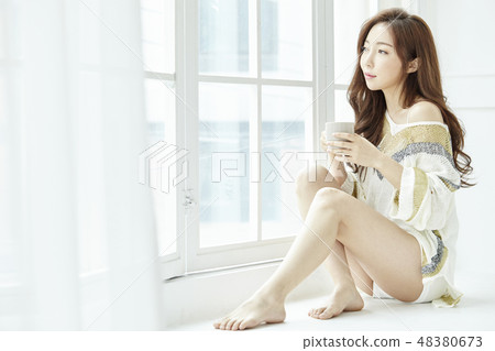 年輕的女人 年輕的女人 48380673