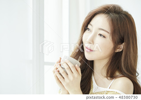 Young woman 48380730