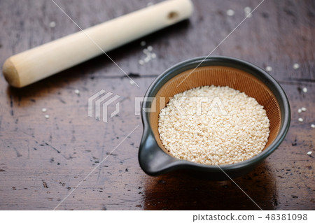 White sesame 48381098