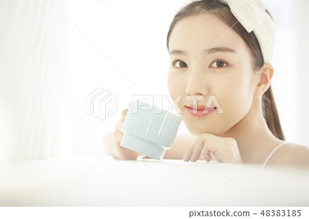 Woman relax 48383185