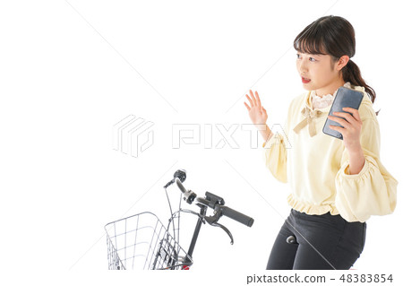 駕駛自行車的一個少婦 駕駛自行車的一個少婦 48383854