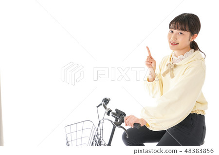 駕駛自行車的一個少婦 駕駛自行車的一個少婦 48383856