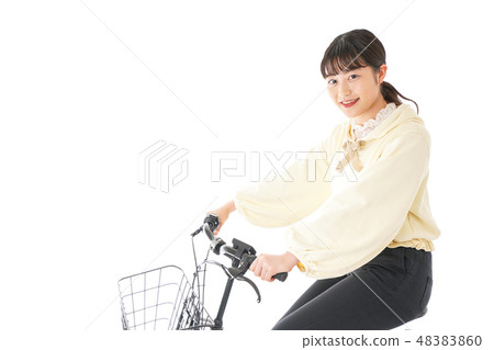 駕駛自行車的一個少婦 駕駛自行車的一個少婦 48383860