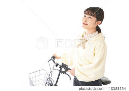 駕駛自行車的一個少婦 48383864