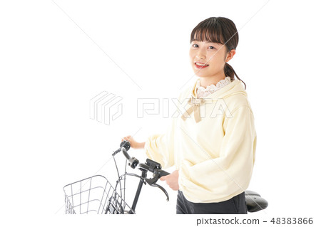 駕駛自行車的一個少婦 駕駛自行車的一個少婦 48383866