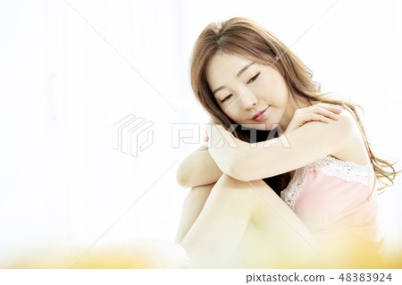 Young woman 48383924