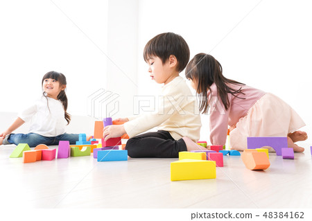 孩子們玩積木 孩子們玩積木 48384162