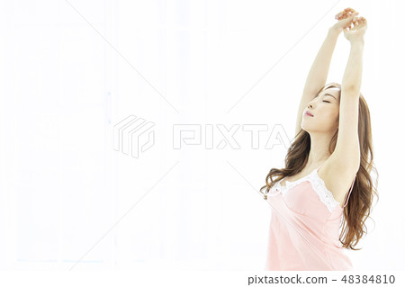 Young woman 48384810