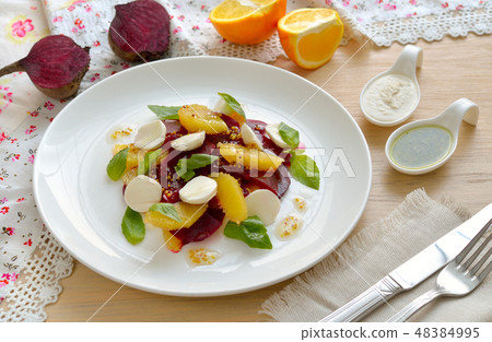 Salad with beet, oranges and a mozzarella 48384995