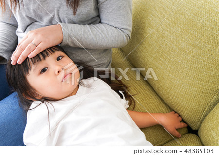 孩子和母親感冒 48385103