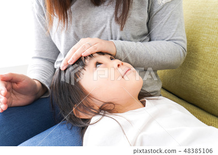 Child and mother with a cold Child and mother with a cold 48385106