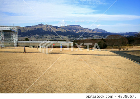 戶外劇院方面與阿蘇壯麗山脈的背景 48386673