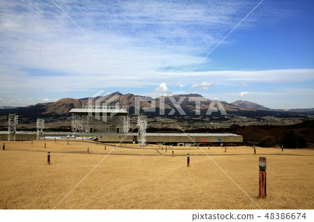 戶外劇院方面與阿蘇壯麗山脈的背景 戶外劇院方面與阿蘇壯麗山脈的背景 48386674