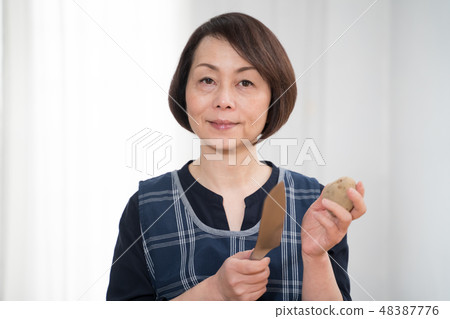 Female cuisine 48387776