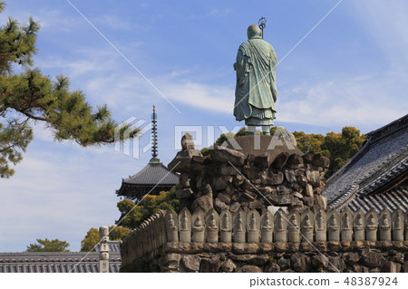 四國佛教徒75號佛教徒“Zentsuji”從Saibyo門前觀看東廳的五層寶塔 48387924