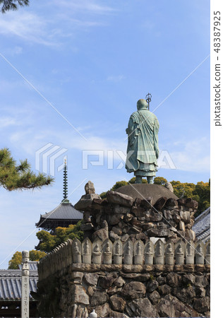 四國佛教徒75號佛教徒“Zentsuji”從Saibyo門前觀看東廳的五層寶塔 四國佛教徒75號佛教徒“Zentsuji”從Saibyo門前觀看東廳的五層寶塔 48387925