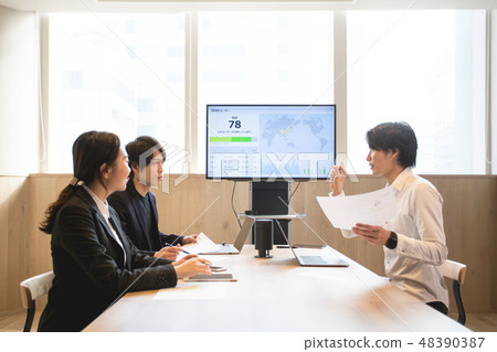 Business meeting large screen Business meeting large screen 48390387