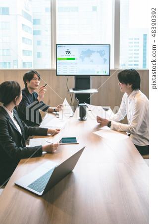 Business meeting large screen Business meeting large screen 48390392