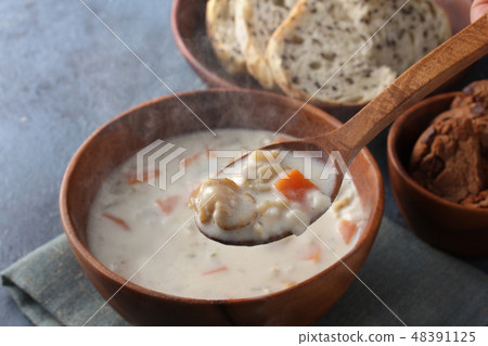 Baby scallop chowder 48391125