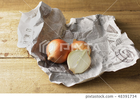 洋蔥包裹在英文報紙上 48391734