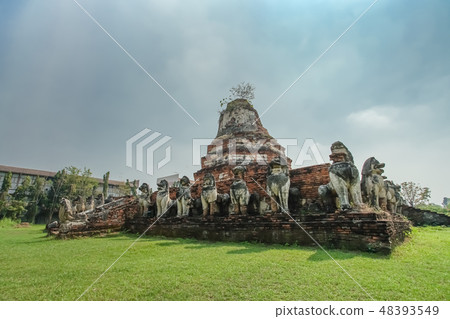 Ruined pagoda in Wat Thammikarat. 48393549