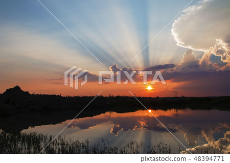 夕照映湖面 48394771
