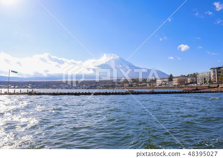 [Yamanashi Prefecture] Lake Yamanaka and Mt. Fuji in winter 48395027
