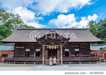 There are worshipers of Osami-jinja Shrine 48396698