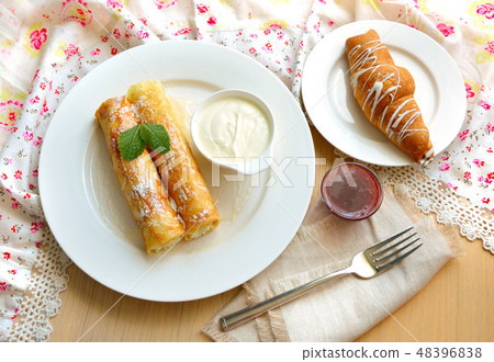 Breakfast with cottage cheese rolls and sour cream 48396838