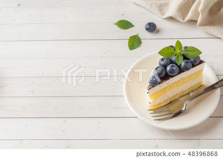 Cake of a souffle with glaze and fresh blueberries 48396868