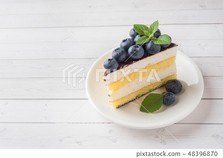Cake of a souffle with glaze and fresh blueberries 48396870