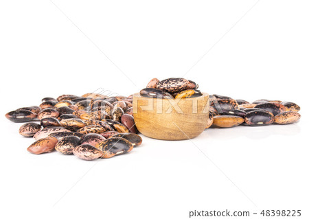 Speckled colored butter beans isolated on white 48398225