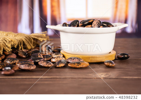 Speckled colored butter beans with curtains Speckled colored butter beans with curtains 48398232