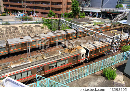 往返於名古屋市築草站的火車 往返於名古屋市築草站的火車 48398305