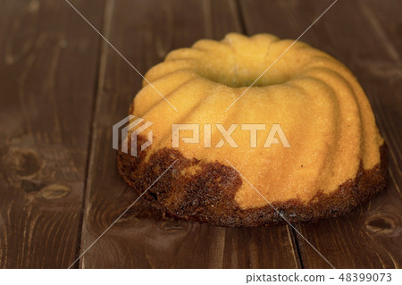 baked marble gugelhupf sweet bread on brown wood baked marble gugelhupf sweet bread on brown wood 48399073