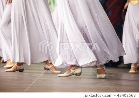 girls dancing onthe stage girls dancing onthe stage 48402568